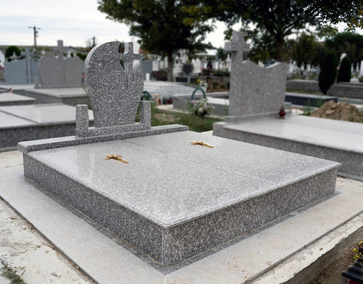 Monument funerar granit gri cu cruce - MGM Casa Funerară D'Ana Lugoj