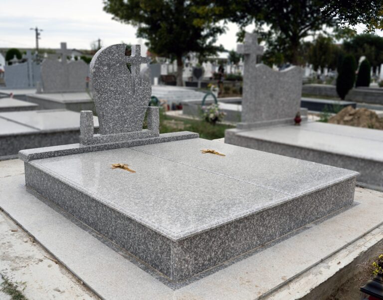 Accesorii funerare din granit și marmură