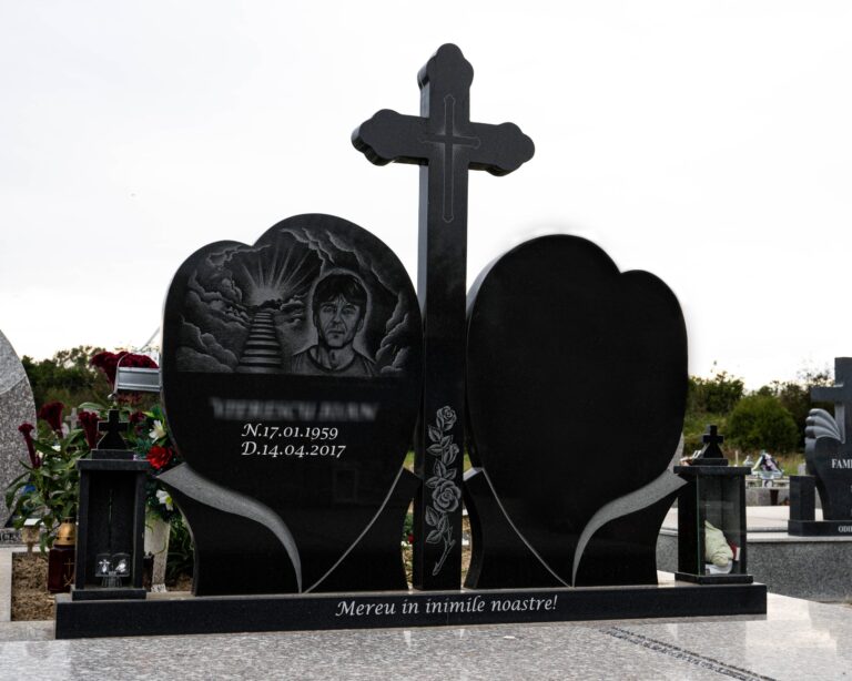 Inscripționare în granit pe monument funerar