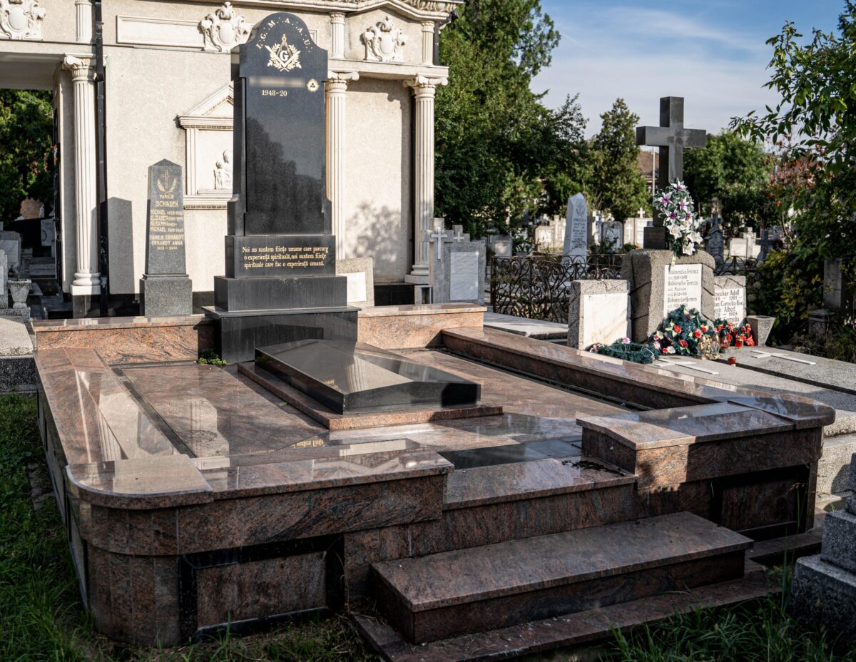 Cavou funerar granit roșcat cu trepte - MGM Casa Funerară D'Ana Lugoj