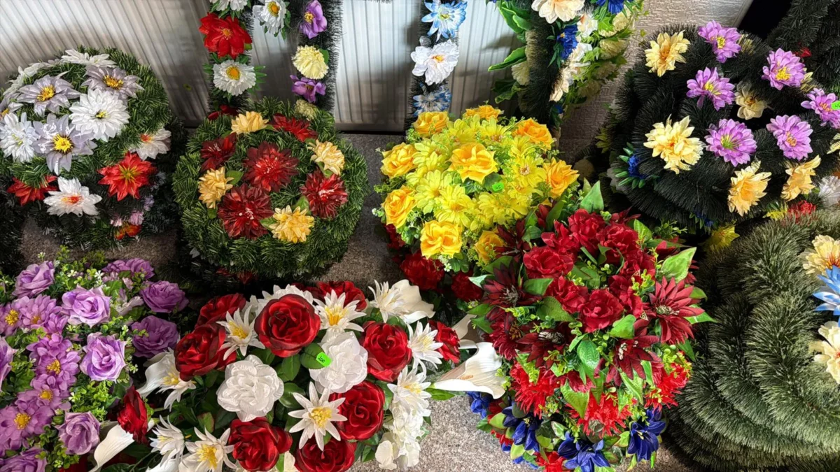 Aranjament floral funerar cu trandafiri — MGM Casa Funerară D'Ana