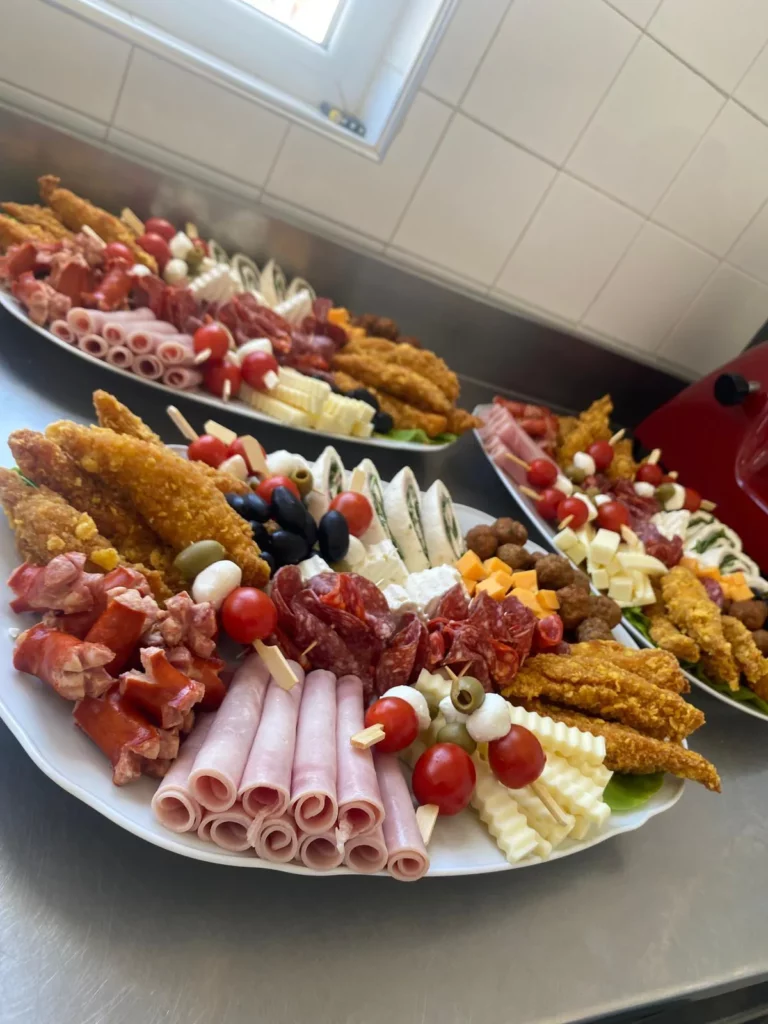 Platou aperitiv pentru pomeni Lugoj - mezeluri și brânză MGM Casa Funerară D'Ana
