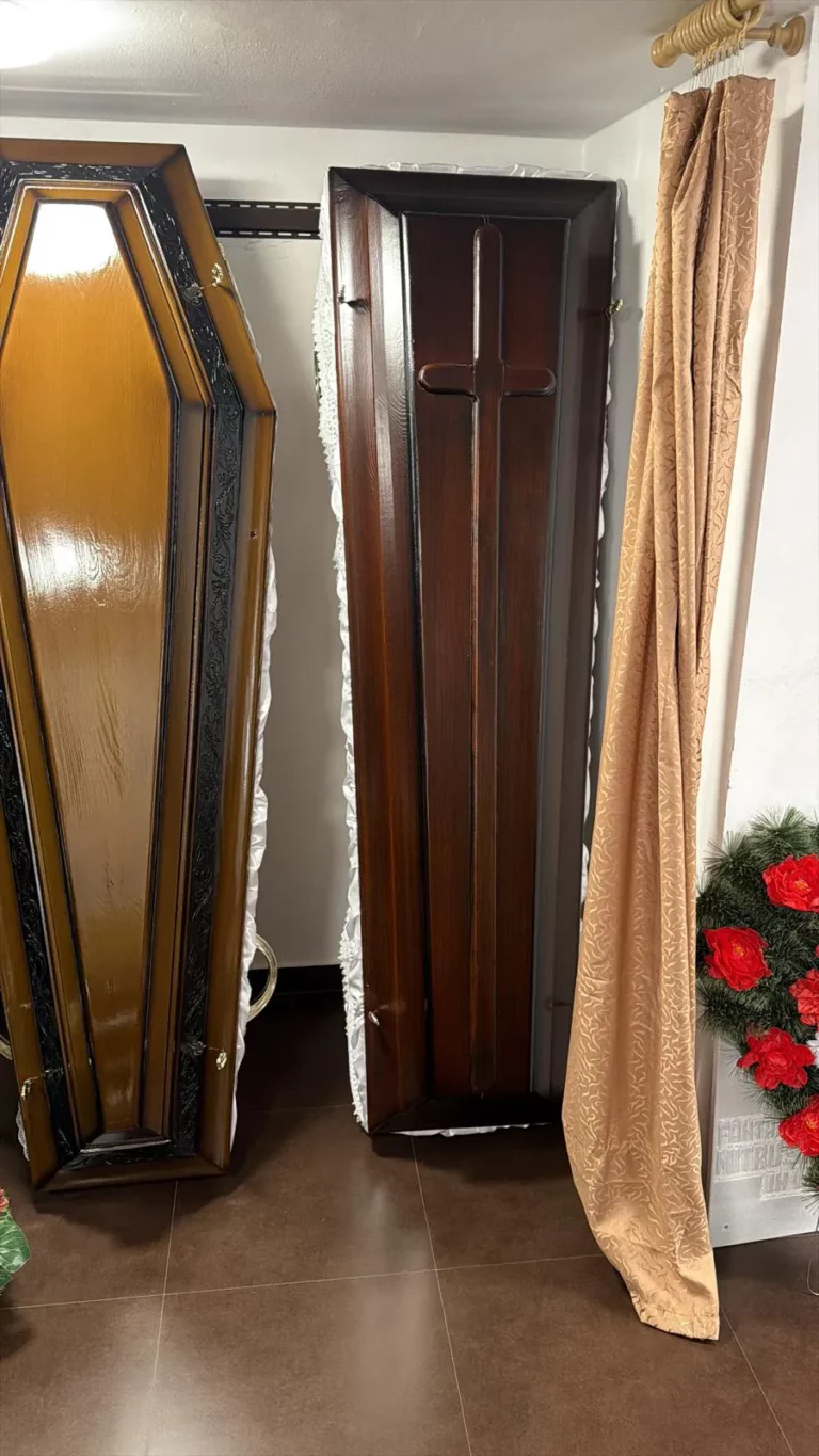 Sicriu din lemn cu cruce aurie - MGM Casa Funerară D'Ana Lugoj