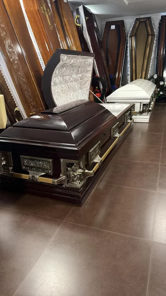 Sicrie din lemn în showroomul MGM Casa Funerară D'Ana din Lugoj