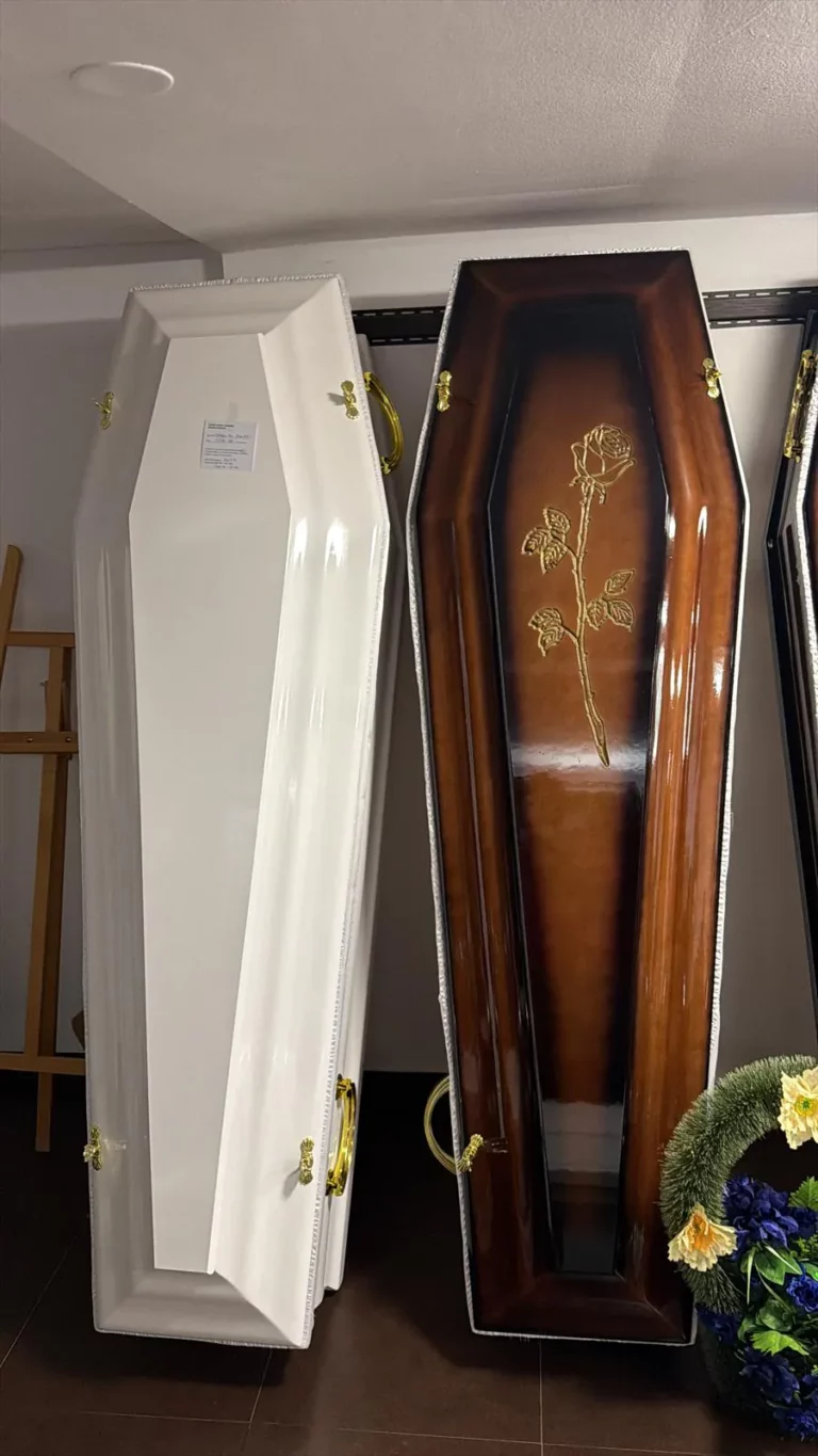 Sicriu lemn masiv cu cruce - showroom MGM Casa Funerară D'Ana Lugoj