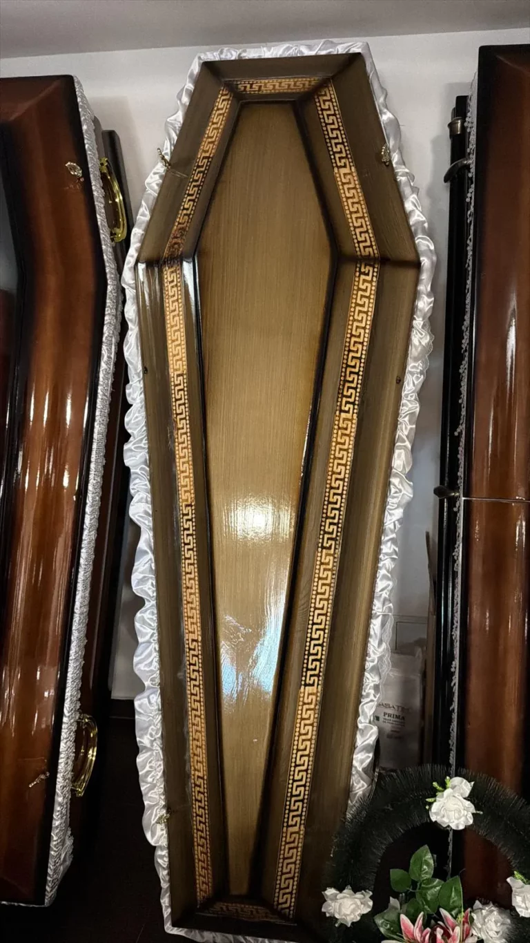 Sicriu lemn finisaj clasic - colecție MGM Casa Funerară D'Ana Lugoj