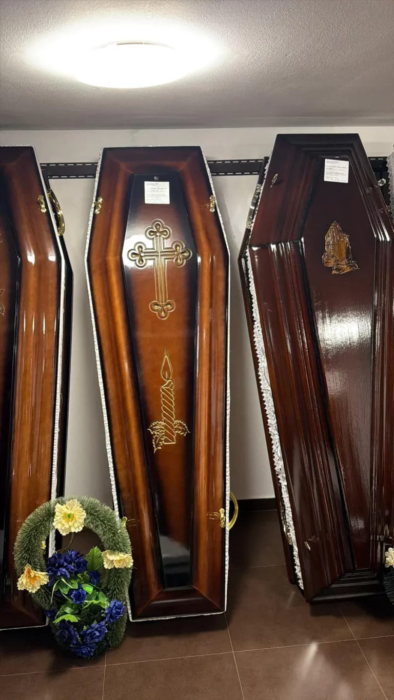 Sicriu cu decorațiuni - showroom MGM Casa Funerară D'Ana Lugoj