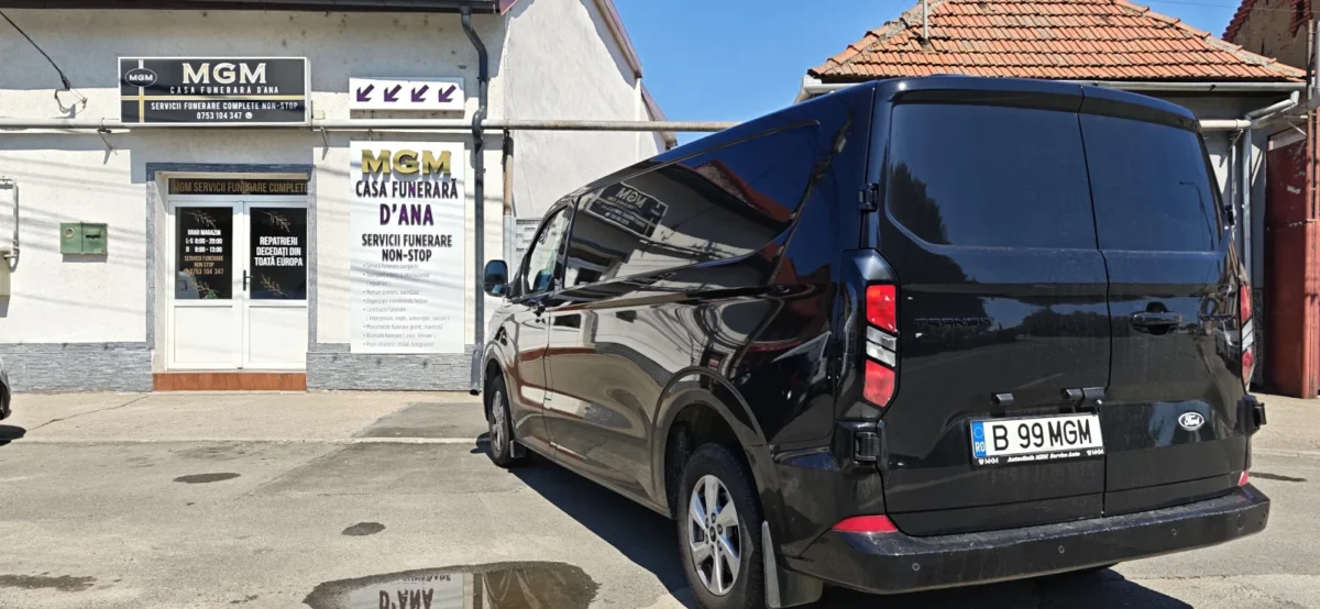 Autospeciala de transport funerar MGM, în fața sediului Casa Funerară D'Ana din Lugoj